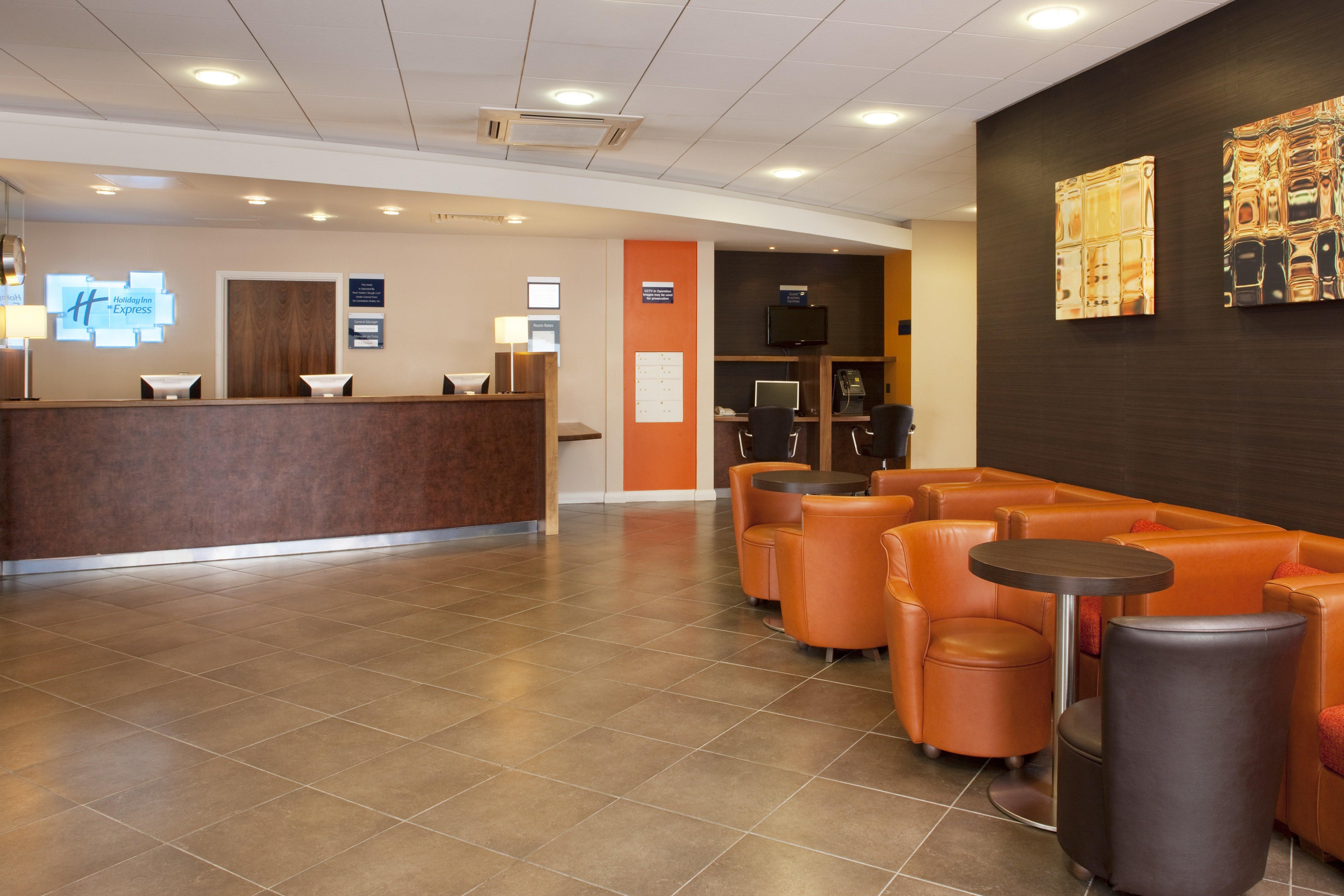 Holiday Inn Express Слау Экстерьер фото