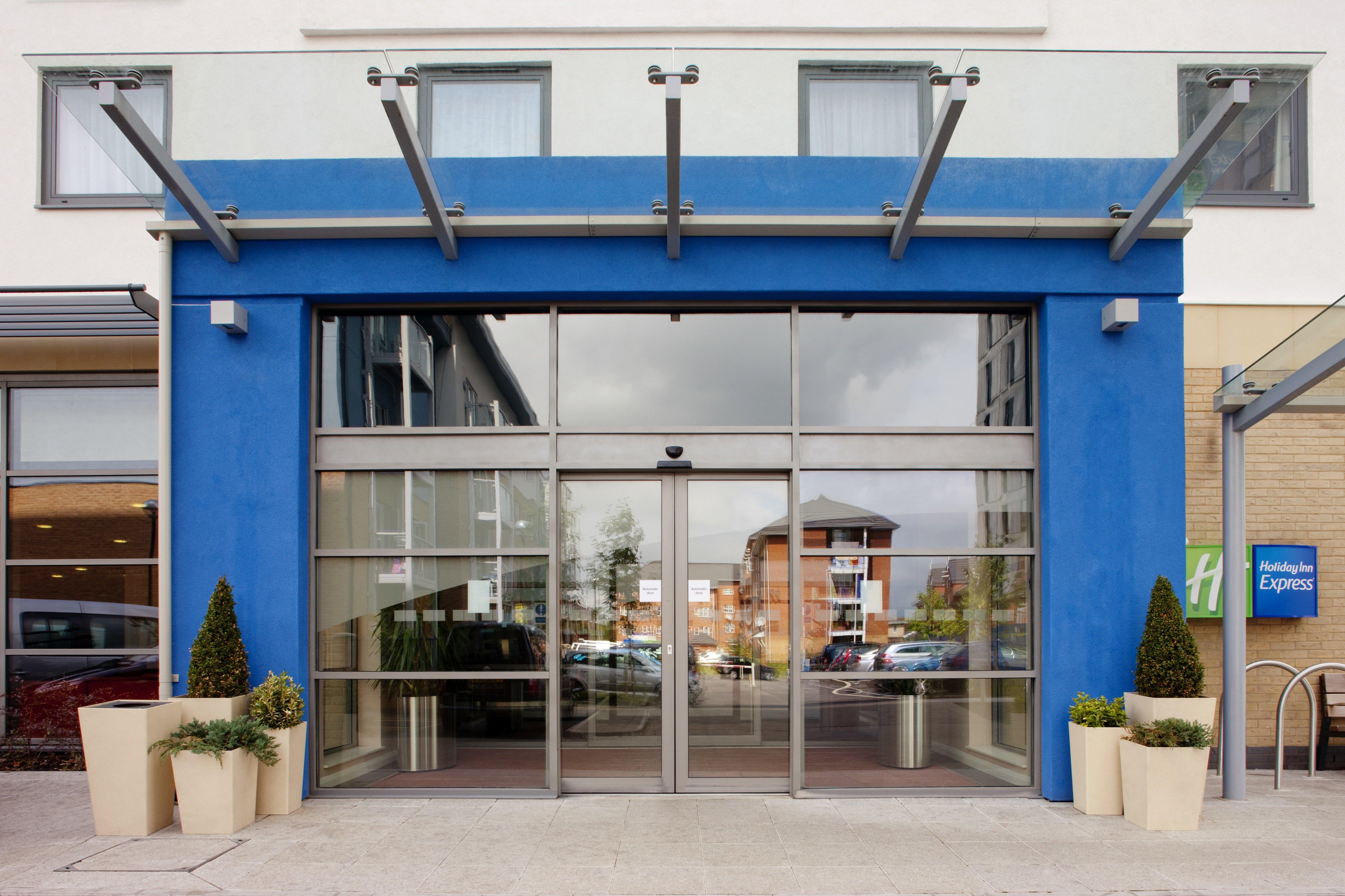 Holiday Inn Express Слау Экстерьер фото