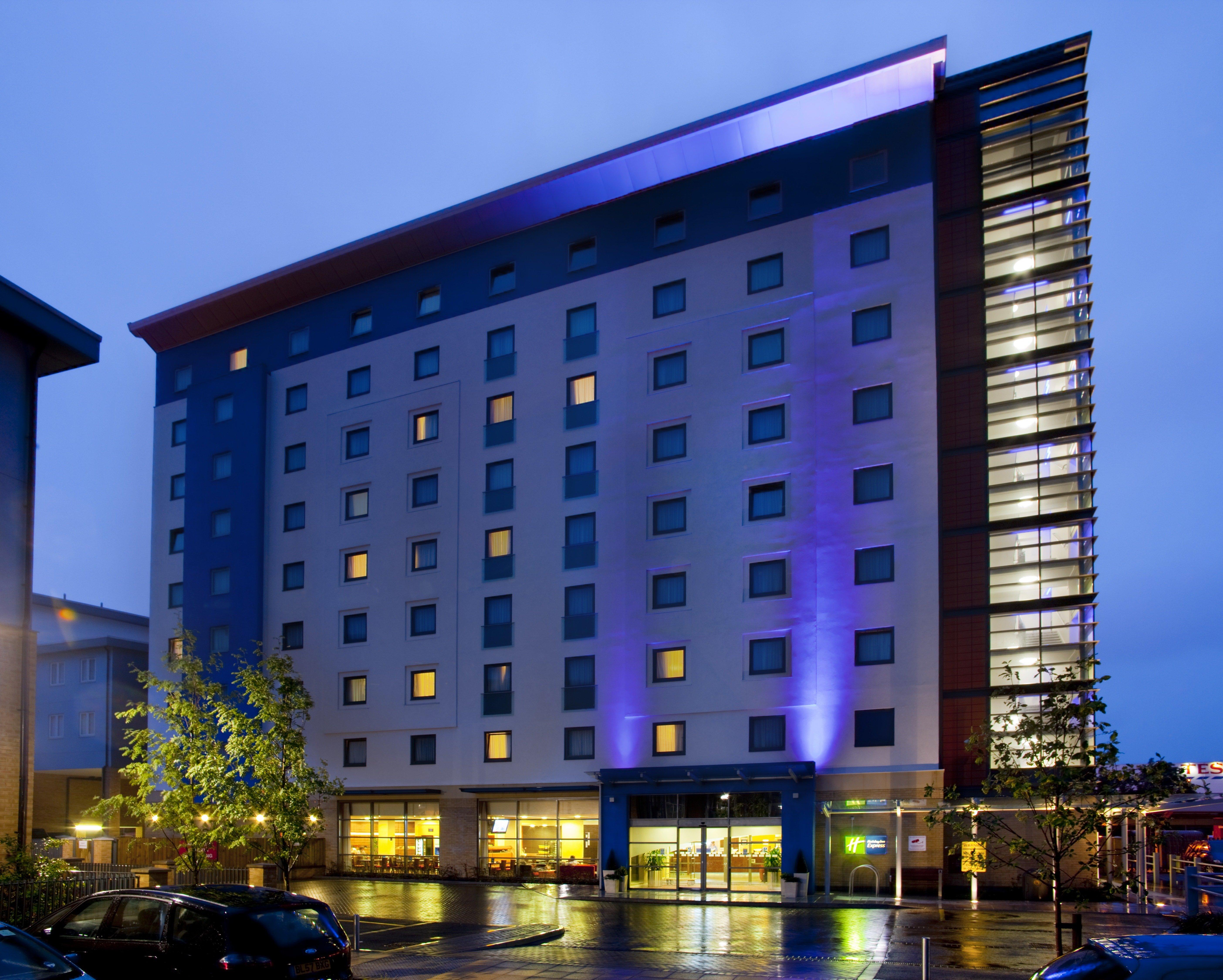 Holiday Inn Express Слау Экстерьер фото