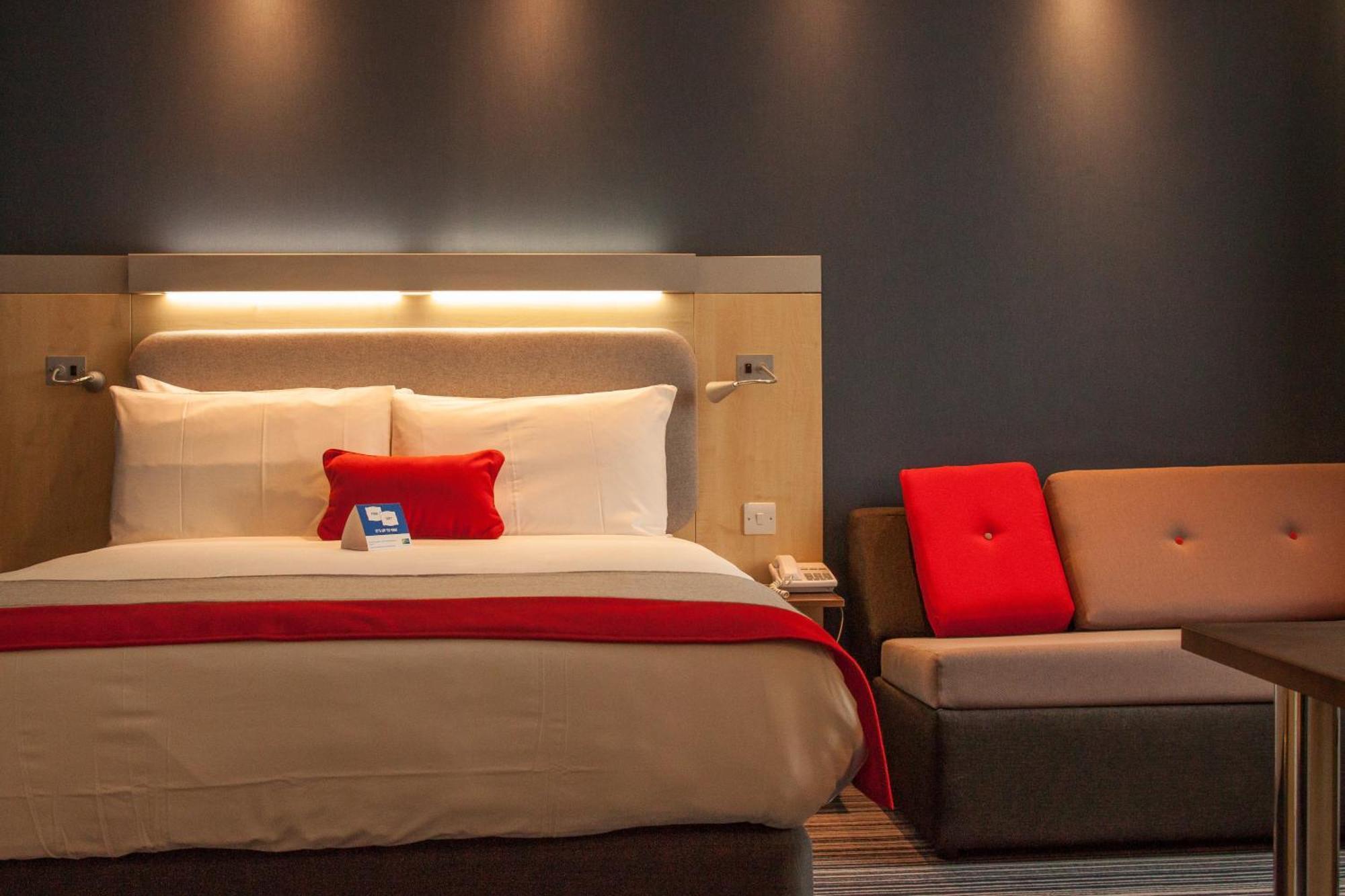 Holiday Inn Express Слау Экстерьер фото