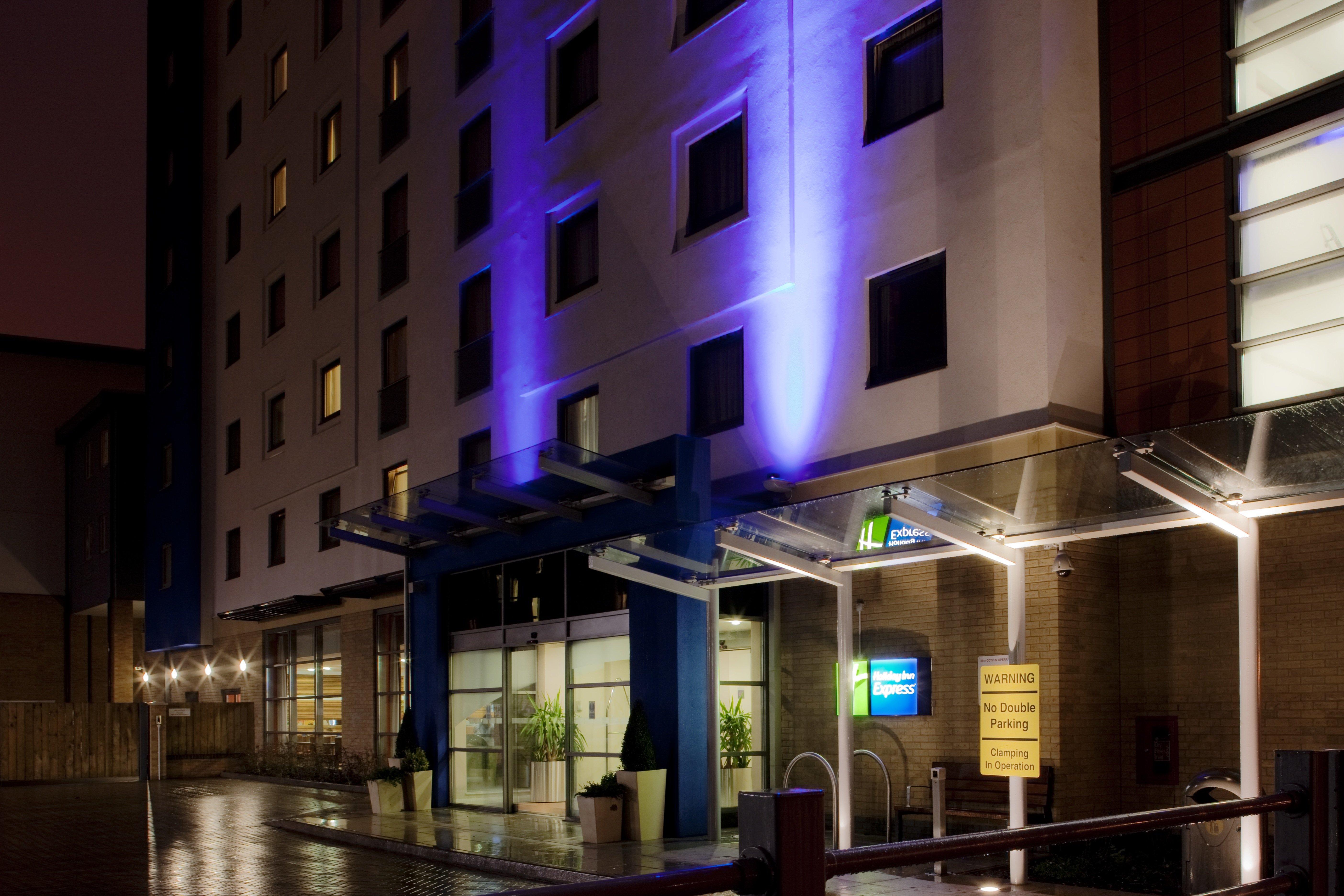 Holiday Inn Express Слау Экстерьер фото