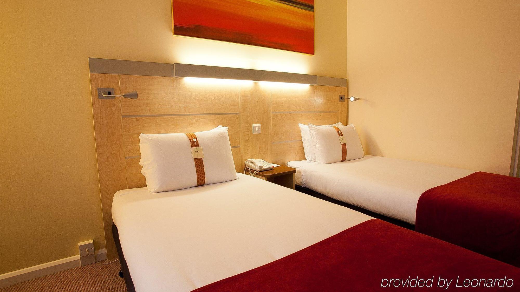 Holiday Inn Express Слау Экстерьер фото