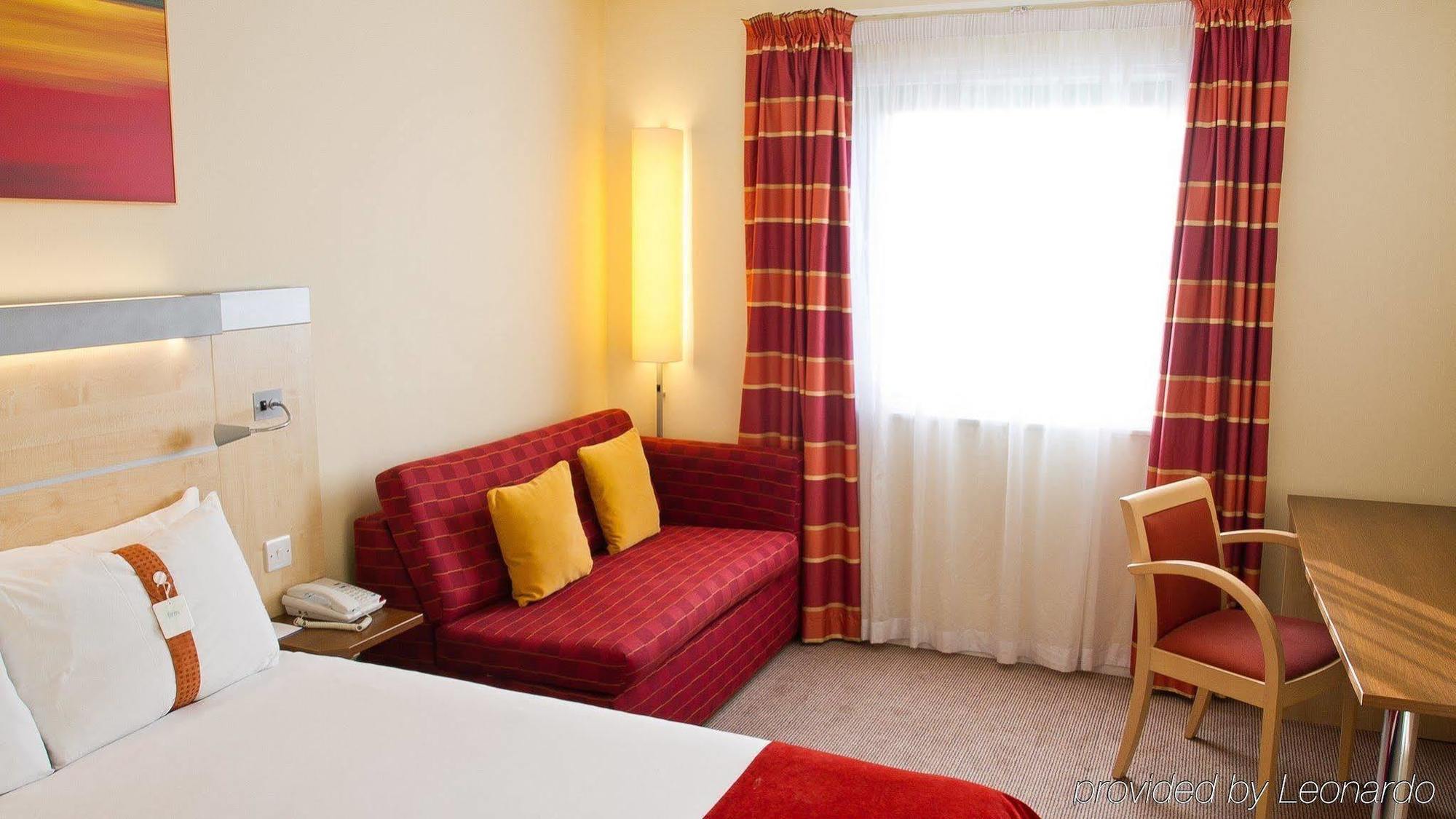 Holiday Inn Express Слау Экстерьер фото