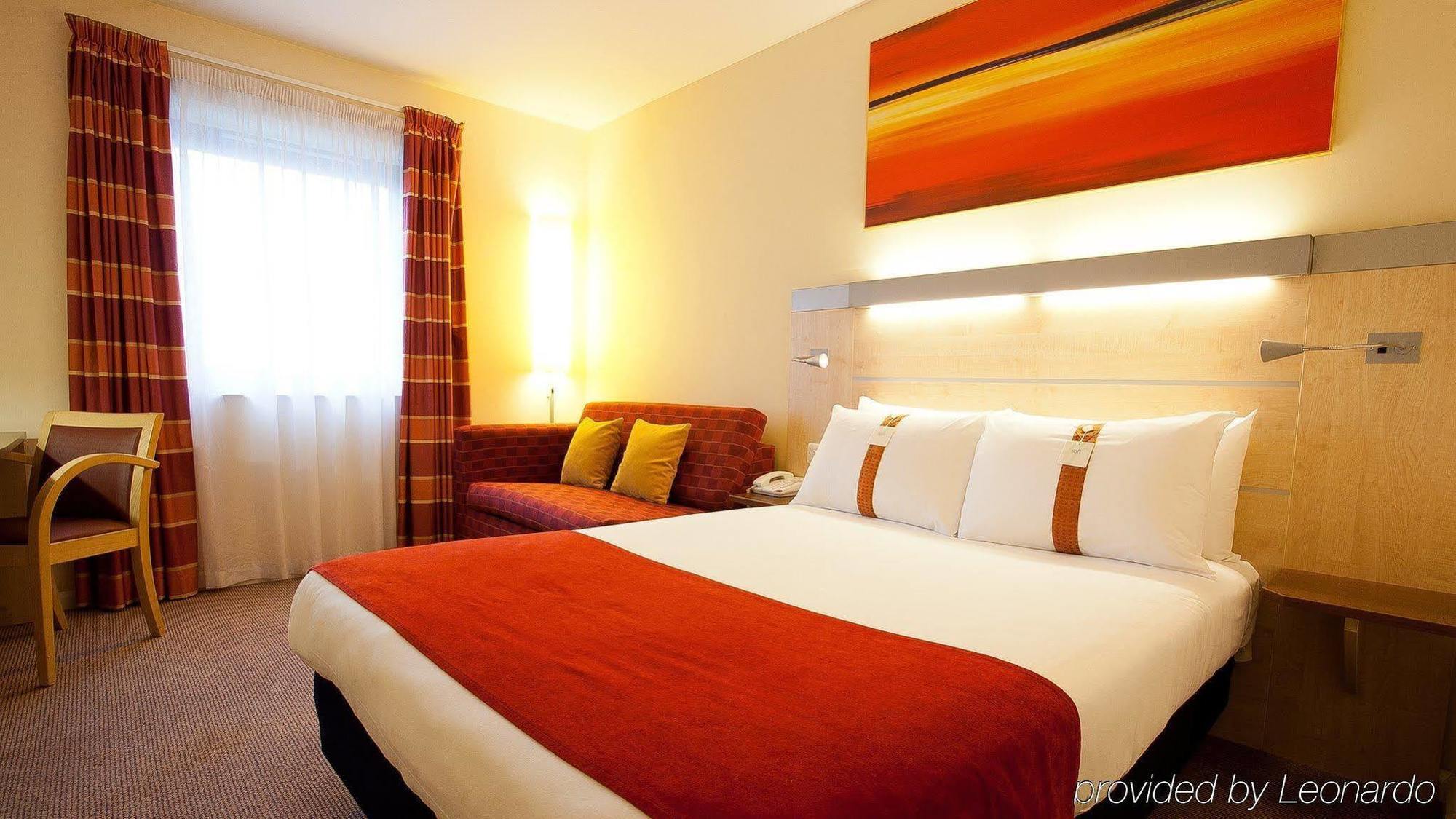 Holiday Inn Express Слау Экстерьер фото