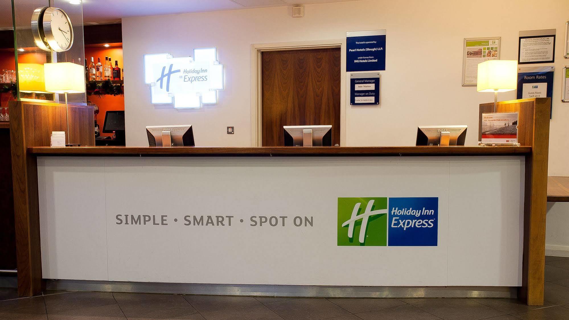 Holiday Inn Express Слау Экстерьер фото