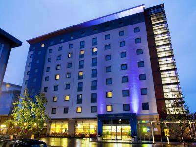 Holiday Inn Express Слау Экстерьер фото