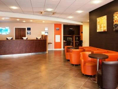 Holiday Inn Express Слау Экстерьер фото
