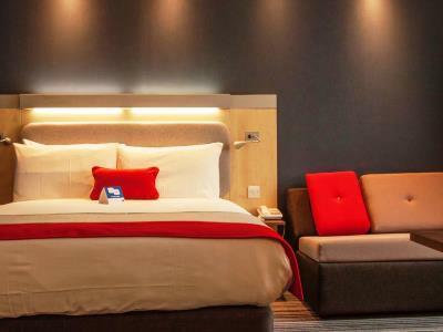 Holiday Inn Express Слау Экстерьер фото