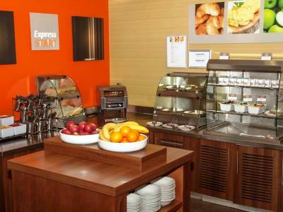 Holiday Inn Express Слау Экстерьер фото